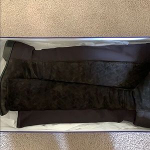 A very good condition grey suede boots